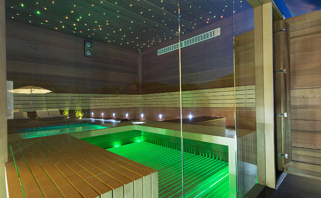 Moderní-venkovní-sauna-