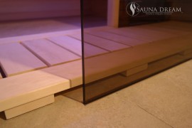 Zapuštěná-skleněná-stěna-sauny